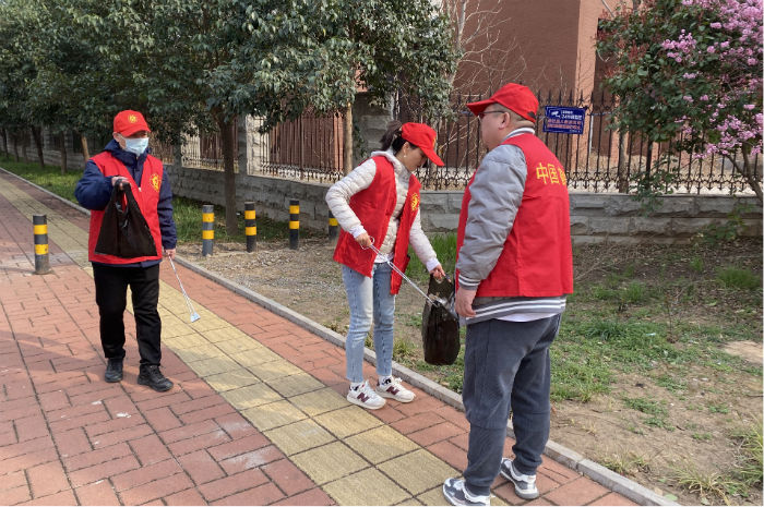 市住建局“红马甲”绘出志愿服务亮丽风景线