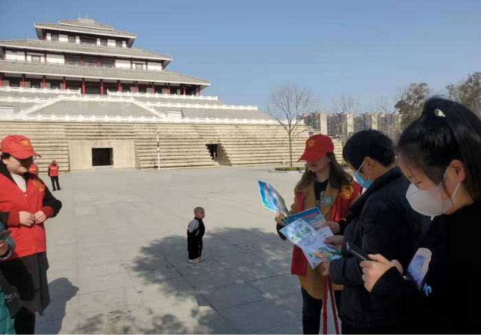 市住建局“红马甲”绘出志愿服务亮丽风景线