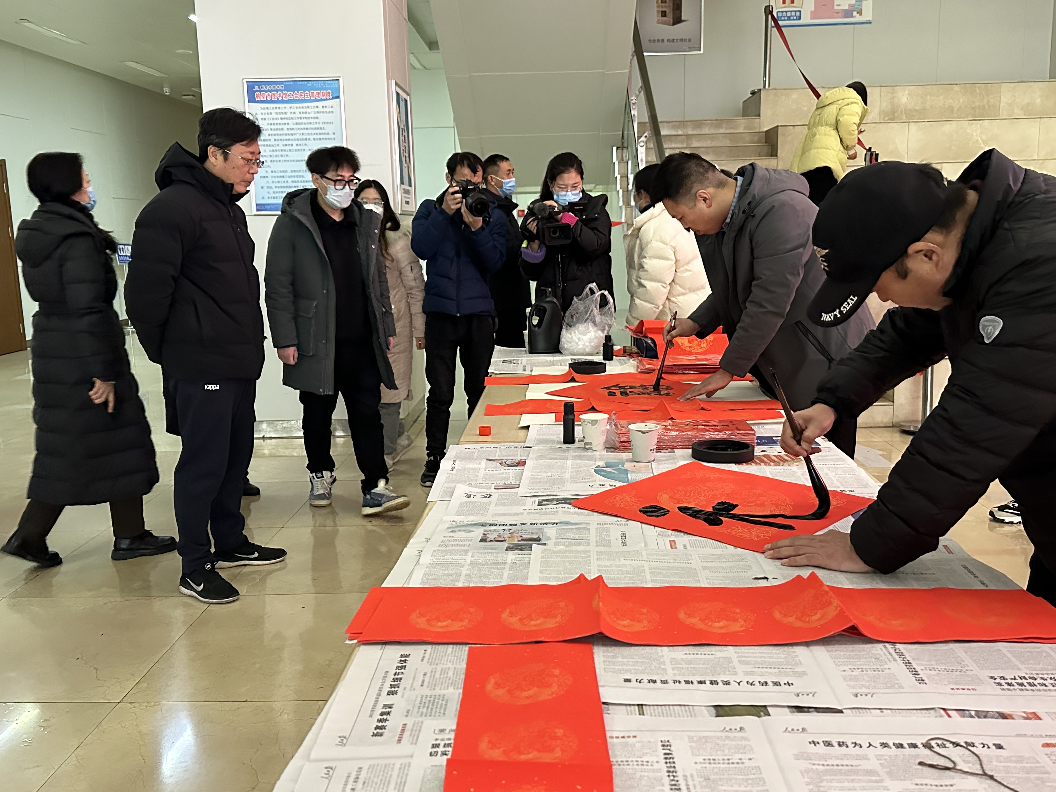 鹤壁市图书馆开展送春联活动