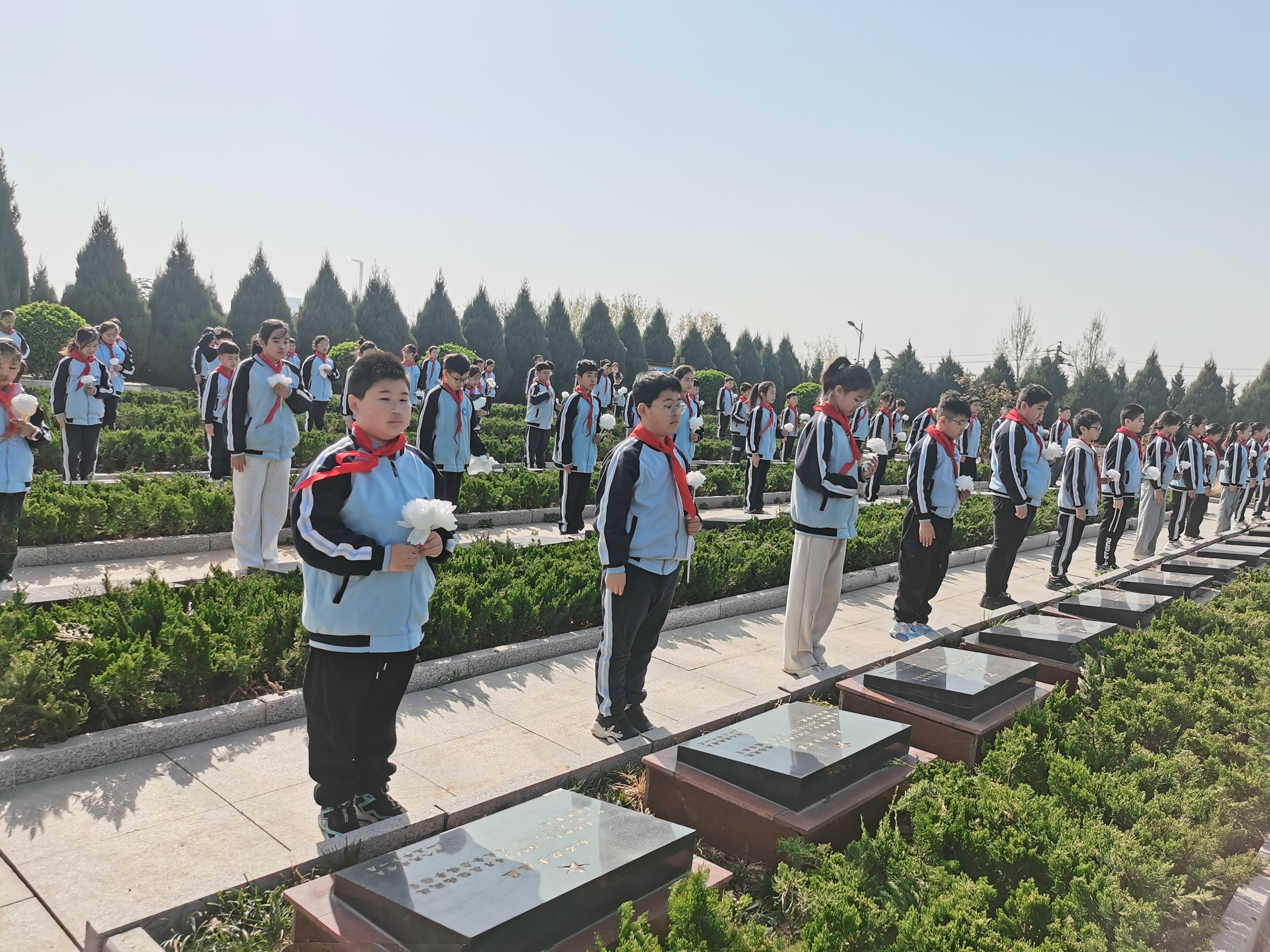 市鹤翔小学祭英烈扫墓活动1